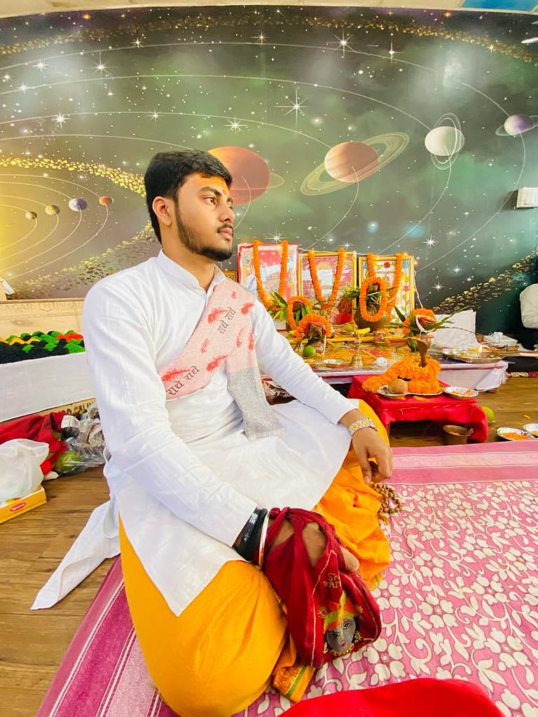 Vandanam pandit performing a Navgraha Puja at a home in Delhi NCR