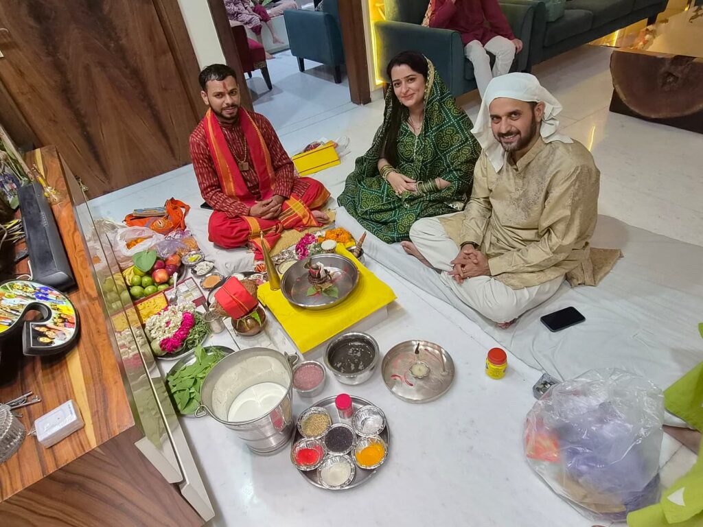 Vandanam pandit conducting a Rudrabhishek puja for a family at their home in Delhi NCR